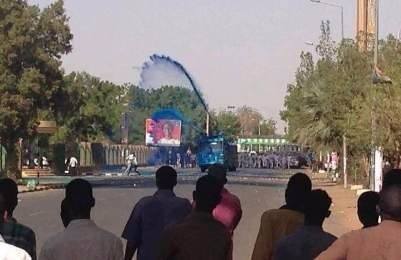 الشرطة تستخدم خراطيم مياه مصبوغة باللون الأزرق لأول مرة في فض احتجاجات جامعة الخرطوم (صورة من فيسبوك)
