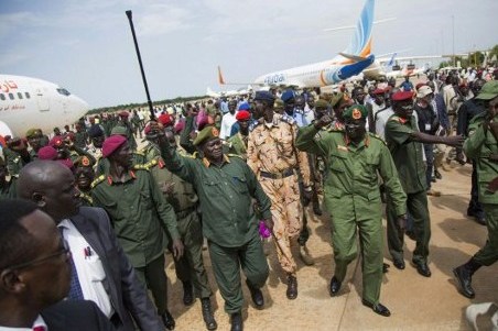 قائد هيئة اركان الجيش الشعبي المعارض سايمون قاروج دول يصل لمطار جوبا في يوم الاثنين 25 ابريل 2016 (الفرنسية)