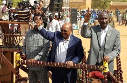 Sudanese President Omer al-Bashir  (C) waives to the crowd in El Fasher on 1 April 2016 (ST Photo)