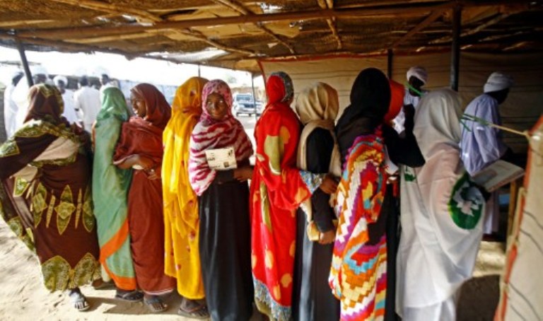 Women queue at a polling station at the Abu Shouq camp for Internally Displaced Persons (IDP) in El-Fasher, in North Darfur on April 11, 2016 (Photo AFP/ASHRAF Shazly)