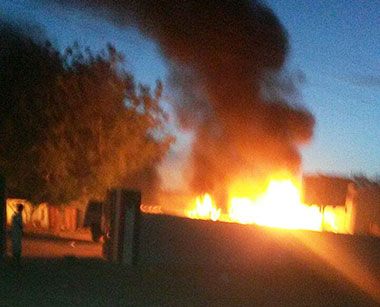 صورة بالهاتف لحريق أضرمه مسلحون بمنزل والي ولاية شرق دارفور بالضعين ـ الإثنين 18 أبريل 2016