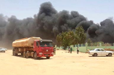 صورة من مواقع التواصل الاجتماعي لحريق شب في حظيرة الجمارك بوادي حلفا ـ الثلاثاء 24 مايو 2016