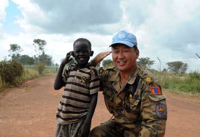 A Mongolian troop with the UN’s mission in South Sudan (UNMISS) smiles for the camera with a local boy in Bentiu, Unity State. 2 October 2012 (UNMISS Photo)