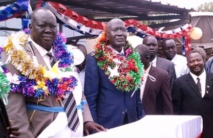 New Petroleum Minister, Dak Duop Bichiok (L), pictured with  former Petroluem Minister Stephen Dhieu Dau (R) in handing over ceremony, Juba, May 8, 2016 (ST photo)