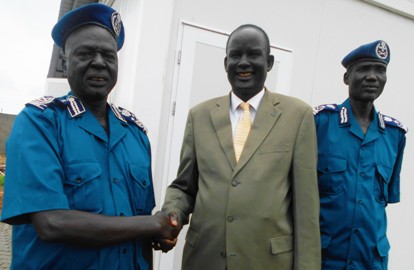 Newly appointed Inspector General of SSNPS (IO), 1st Lt. Gen. Yien Oral Lam (C) in suits, shakes hands with his predecessor, 1st Lt. Gen. Simon Jok Gatwech (L) with Lt. Gen. John Jok Gai (R), Juba, May 10, 2016 (ST Photo)