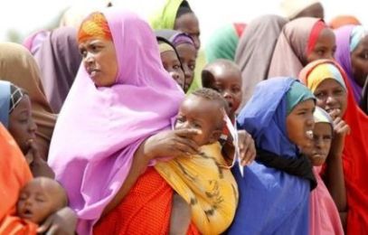 Somali refugees wait to see the United Nations High Commissioner for Refugees (UNHCR) Antonio Guterres at the Ifo camp in Dadaab near the Kenya-Somalia border, May 8, 2015 (Photo Reuters/Thomas Mukoya)