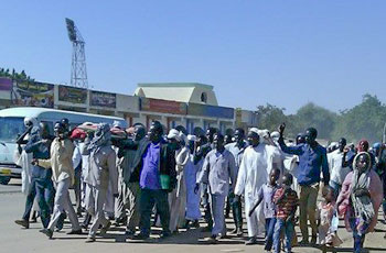 تشييع مزارعين قتلهما مجهولين إلى مقر حكومة شمال دارفور بالفاشر 