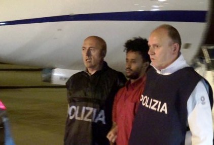 This handout picture released by the Italian police on June 8, 2016 shows Medhanie Yehdego Mered, 35, an Eritrean suspected of controlling a migrant trafficking network, escorted by policemen upon his extradition from Sudan to Italy late on June 6, 2016. (AFP Photo)