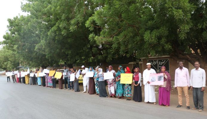 Families of detained students  protest outside of NISS headwaters on 9 June 2016 (ST Photo)