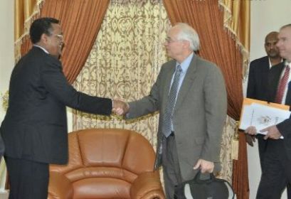 Sudanese Presidential Assistant Ibrahim Mahmoud, (L) shakes hands with U.S. Special Envoy Donald Booth at his office in Khartoum on July 29, 2016 (ST Photo)
