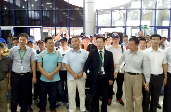 72 من رعايا الصين بمطار الخرطوم لدى إجلائهم من جنوب السودان ـ صورة من شبكة الشروق