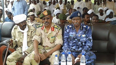 الملازم مصعب (يسار) ومدير جهاز الأمن (وسط) ومدير الشرطة بشمال دارفور..السبت 16 يوليو 2016 صورة لـ(سودان تربيون)
