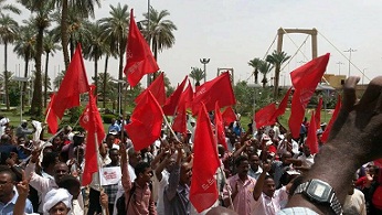 العشرات من كوادر الحزب الشيوعي احتشدوا في المؤتمر العام السادس حاملين الرايات الحمراء.. صورة لـ(سودان تربيون)