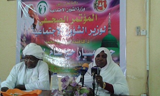 وزيرة الشؤون الاجتماعية بشمال دارفور فاطمة إبراهيم خلال مؤتمر صحفي الإثنين 18 يوليو 2016 صورة لـ(سودان تربيون)