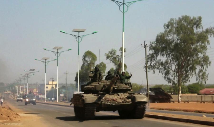 A military tank patrols along one of the main roads in the South Sudanese capital Juba December 16, 2013  (Reuters Photo)