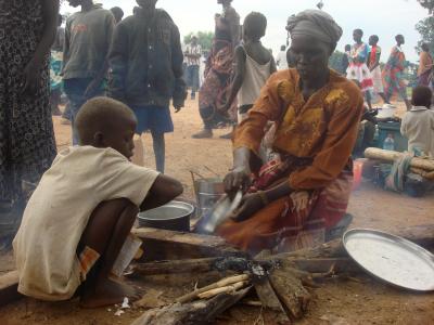 A woman prepares food as displaced women, men and children gather, in Juba, South Sudan at the UN compound in Tomping area, Tuesday, July 12, 2016 (AP Photo)