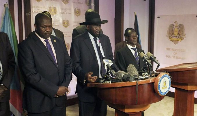 South Sudan President Salva Kiir (C) adresses a press conference together with FVP Riek Machar (R) and SVP James Wani at the State House on July 8, 2016 (Reuters Photo)
