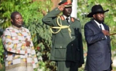 First Vice-President Riek Machar (L) and President Salva Kiir (R) listen to the national anthem following a ceremony during which Machar was sworn in on April 26, 2016. (Phot AFP/Samir Bol)