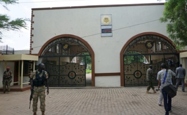 Soldiers stand guard outside the bullet-scarred main gate of the presidential palace in Juba on July 15, 2016, where clashes between rival units this week left scores dead and set off battles elsewhere in the city. (AFP-Pater Martell Photo)