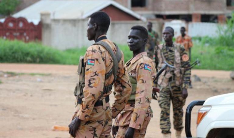 South Sudanese policemen and soldiers are seen along a street following renewed fighting in South Sudan's capital Juba, July 10, 2016. (Photo Reuters)