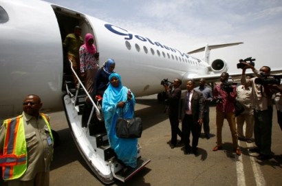 Sudanese women and children disembark a plane after arriving at the airport in Khartoum from Juba on July 15, 2016 (AFP Ashraf Shazly Photo)