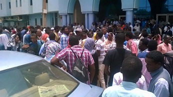 ساحة المحكمة ضاقت بمؤازرين للطالب عاصم عمرالمتهم بقتل شرطي