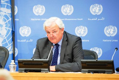 Stephen O'Brien (right), Emergency Relief Coordinator, briefs journalists on the humanitarian situation in South Sudan (UN Photo)