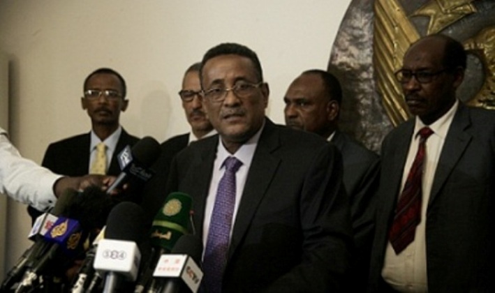 Presidential Assistant and Top Negotiator Ibrahim Mahmoud Hamid talks to the press in Khartoum on 15 August 2016 (ST Photo)