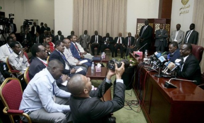 S. Sudan FVP Taban Deng Gai (R) holds a press conference after his meeting with President of Sudan Omer al-Bashir at Presidential Palace in Khartoum, Sudan on August 22, 2016. (Photo Anadolu Agency AFP)