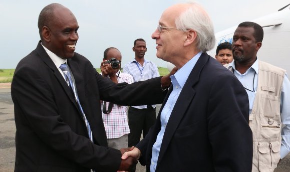 U.S. Special Envoy for Sudan and South Sudan Donald Boorth is received by Blue Nile State Governor Hussein Yassin at Ed Damazin Airport on 29 August, 2016 (ST Photo)