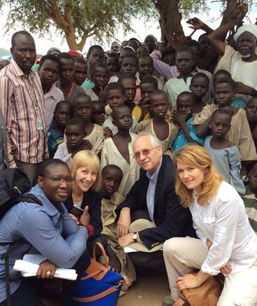 U.S. Special Envoy Donald Booth and his team members pose for a picture with Darfur IDPs on 2 August 2016 (Photo US Embassy Khartoum Facebook page)