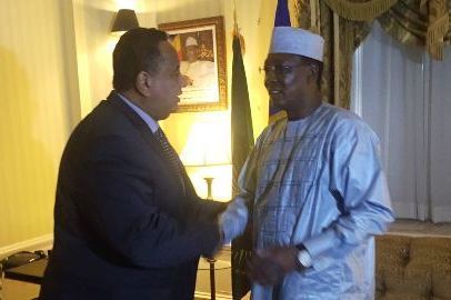 Sudan's FM Ibrahim Ghandour shakes hands with the Chadian President Idris Deby in New York on 22 September 2016 (ST Photo)