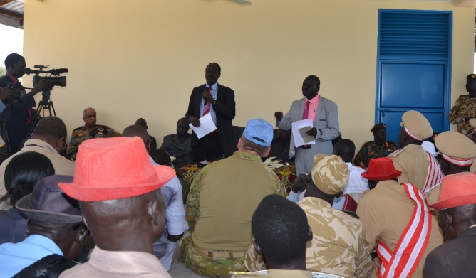 Jonglei Governor Philip Aguer addresses local leaders in presence of Boma state, Baba Medan, UNMISS official in a meeting held in Gumuruk town, on Tuesday 30, Aug 2016 (ST Photo)