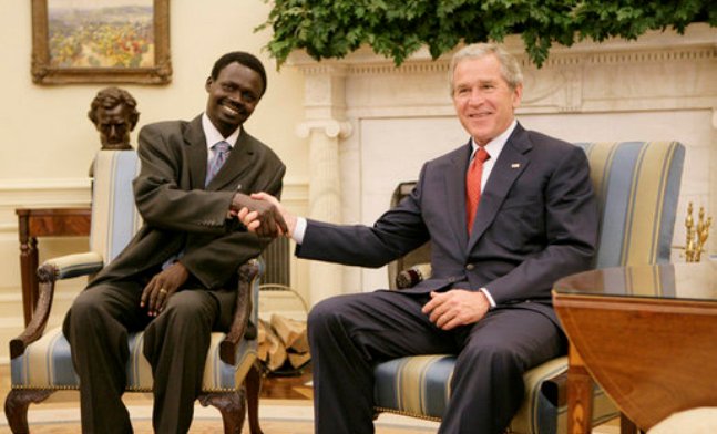 U.S. President George W. Bush (R) shakes hands with Minni Minnawi, SLM leader during a meeting in the Oval Office at The White House July 25, 2006 in Washington (AFP photo)