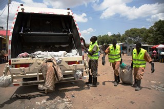 Volunteers at work after the launch of the Clean-Up campaign in Juba, September 22, 2016 (Albert Gonzalez Farran/Oxfam)