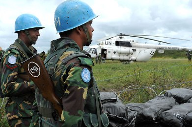 UN peacekeepers in South Sudan with one of their helicopters (UNMISS)