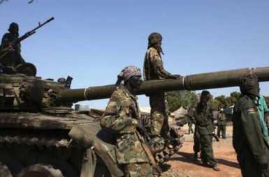 القوات السودانية الجنوبية المتمردة الموالية لنائب الرئيس السابق ريك ماشار تقف على أهبة الاستعداد في عاصمة ولاية الوحدة بانتيو يوم 12 يناير عام 2014 بعد اعادة السيطرة على بلدة استراتيجية من القوات الحكومية (رويترز)