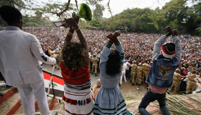 Demonstrators chant slogans while flashing the Oromo protest gesture during Irreecha, the thanksgiving festival of the Oromo people, in Bishoftu town, Oromia region, Ethiopia, October 2, 2016 (Reuters Photo)