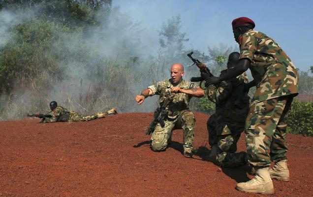 A U.S. Special Forces trainer conducts a military assault drill for a unit within the Sudan People's Liberation Army (SPLA) during an exercise in Nzara on the outskirts of Yambio November 29, 2013. (Reuters/Andreea Campeanu Photo)