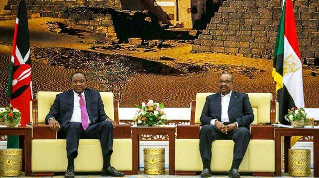 Presidents Kenyatta (L) and al-Bashir at the Sudanese presidency on Saturday 29 October 2016 (ST Photo)