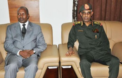 Chadian Defence Minister Bichara Issa Djadallah, received by his his Sudanese counterpart Awad Ibn Ouf in Khartoum on 4 October 2016 (SUNA  Photo)