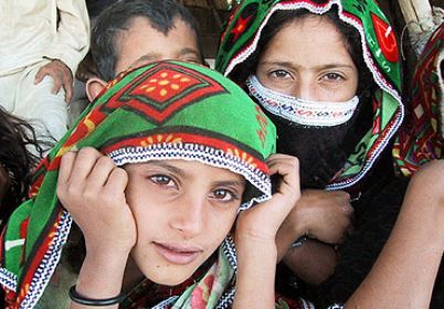 Children from the nomadic tribe of the Rashaidas from eastern Sudan they wait on a roadside with their parents for people to come buy their smuggled goods in Tesseney, western Eritrea. (AFP file Photo)