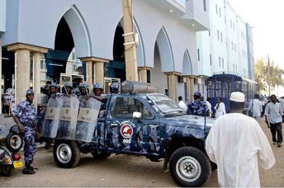 police stands outside the courthouse in Khartoum 2007