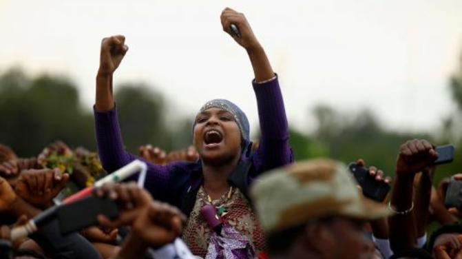 Demonstrators chant slogans while flashing the Oromo protest gesture during Irreecha, the thanksgiving festival of the Oromo people, in Bishoftu town, Oromia on October 2, 2016 (Reuters/Tiksa Negeri Photo)