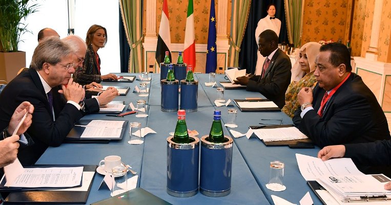 Italy's FM Paolo Gentiloni meets Sudanese counterpart Ibrahim in Rome on 2 December 2016 (Italian FM Photo)