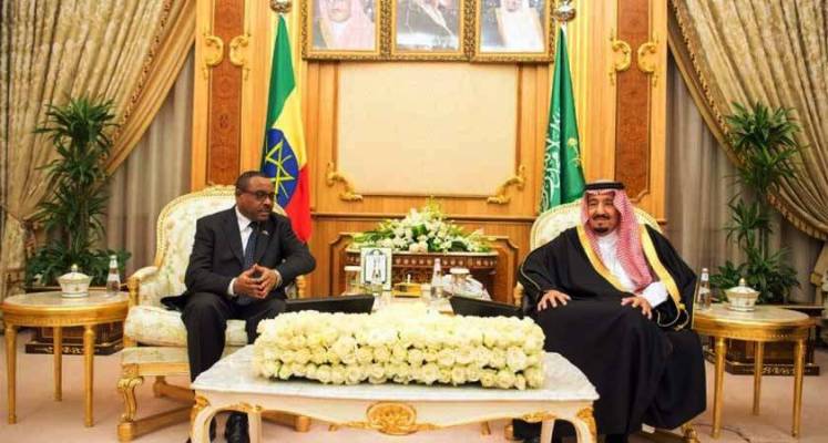 Prime Minister of Ethiopia Hailemariam Desalegn (L) meets King of Saudi Arabia Salman bin Abdulaziz (R) in Riyadh, Saudi Arabia on November 21, 2016. (Getty Image)