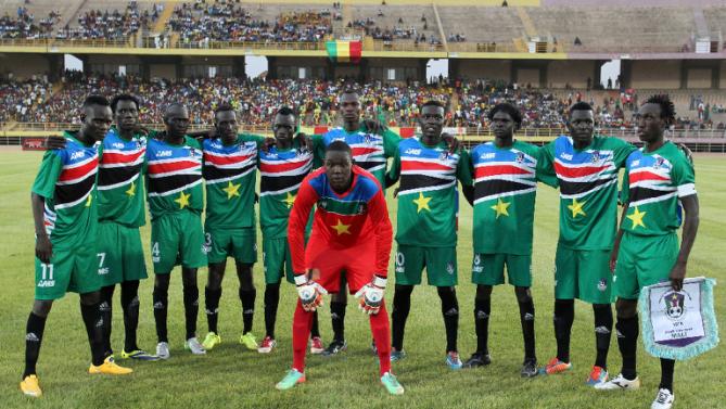 S Sudan's players pose on June 13, 2015 in Bamako during their 2017 African Cup of Nations qualification football match between Mali and South Sudan (AFP/Habibou Kouyate Photo)