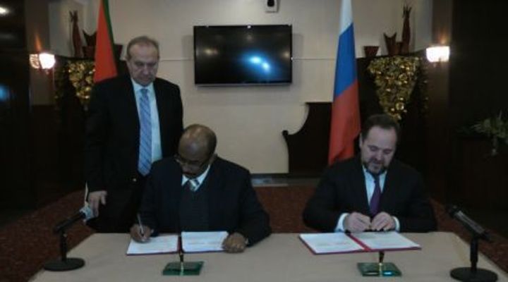 Sergey Donskoy, Russia’s Minister of Natural Resources and Environmental Protection (L) and Sudan’s Minister of Minerals, Sadig al-Karori sign a cooperation protocol at the end of the 4th meeting of Russian-Sudanese joint commission  in Moscow on Wednesday 7 December 2016 (ST Photo)