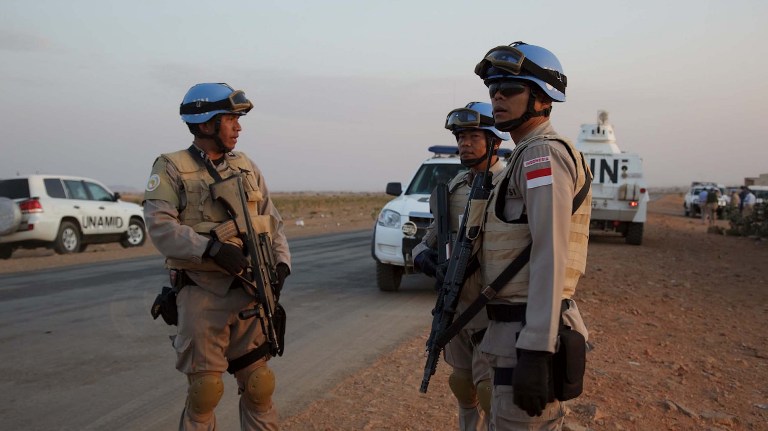Indonesian peacekeepers on El-Fasher - Zalingei road on 12 February 2010 (UNAMID - Olivier Chassot Photo)
