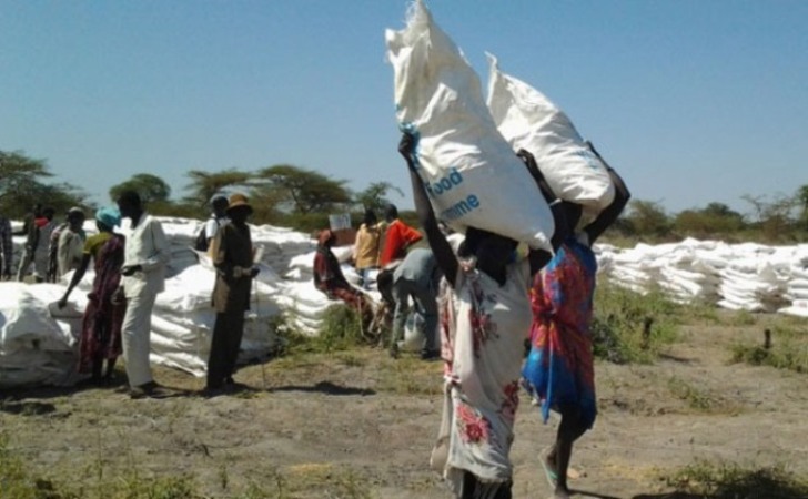 People in conflict-affected areas of South Sudan collect food from WFP (WFP/eter Testuzza Photo)